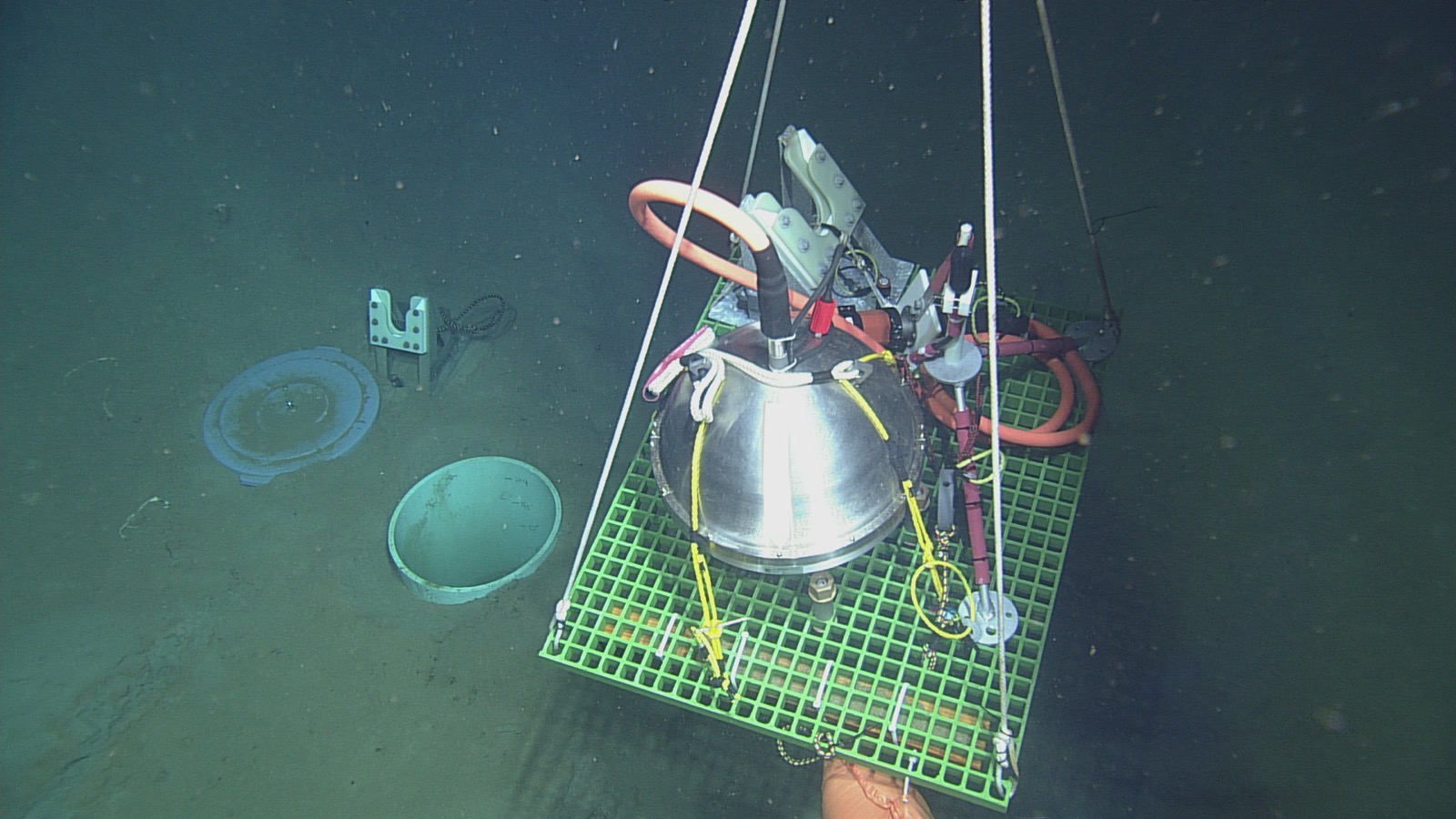 Broadband ocean-bottom seismometer set in its caisson